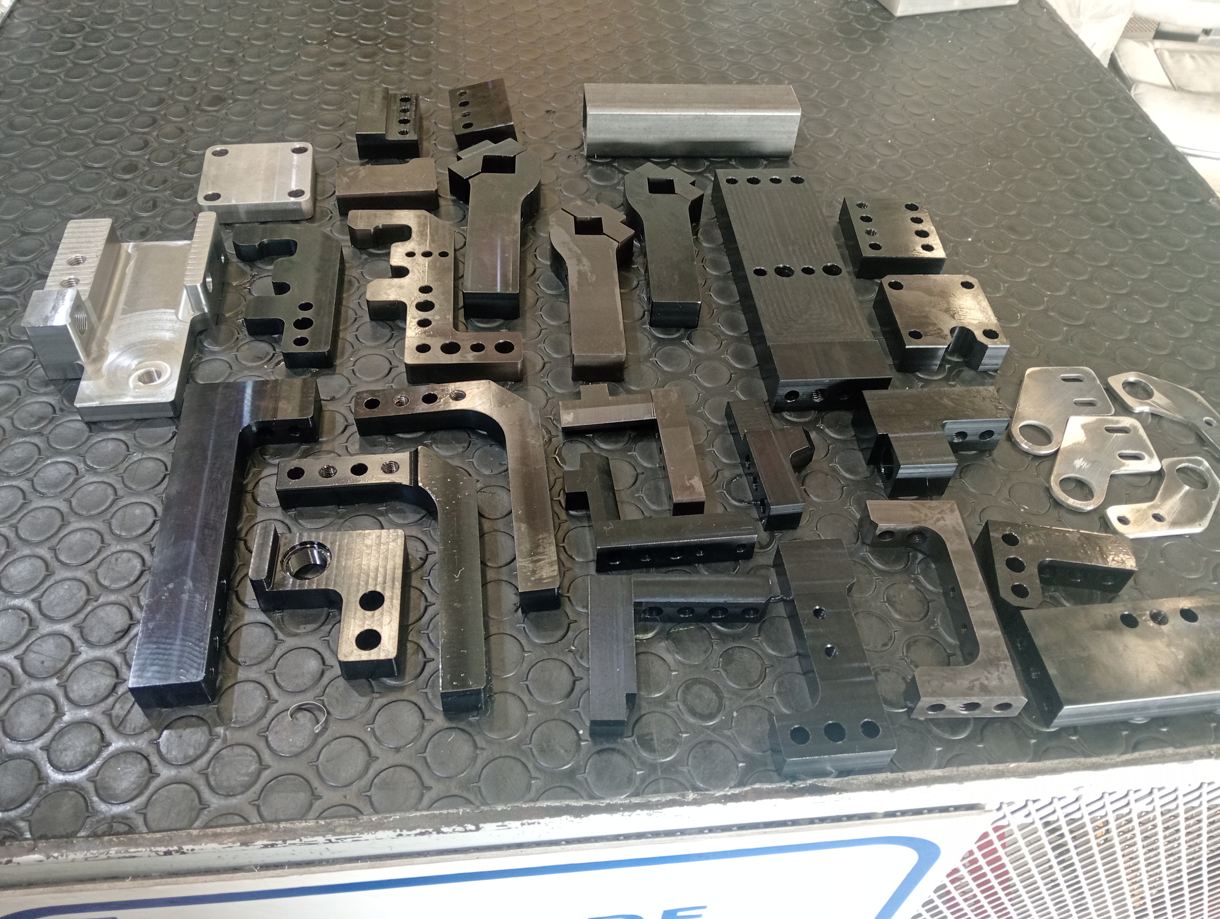 Conjunto de piezas con acabado black oxide maquinado por MAKINTECH